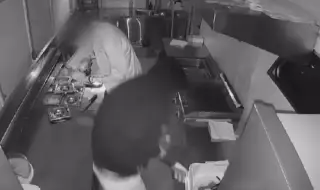 Young people broke into a Sofia restaurant and prepared food VIDEO 