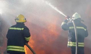 Пожар изпепели къща в Бачково, огнеборци търсят тялото на мъж