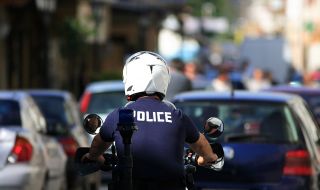 Напрежение в Атина! Неизвестни нападнаха полицаи, следящи карантинните мерки в столицата