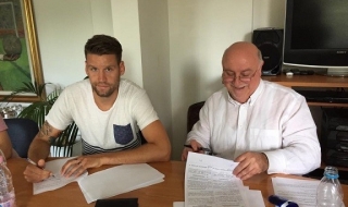 Двама чужденци напускат Левски