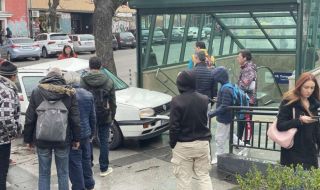 Кола се заби в дърво на входа на оживена метростанция в София