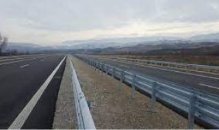 Частна фирма блокира четири пътни участъка в страната