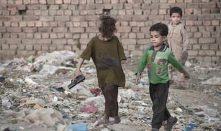 Отчаяни афганистанци продават децата си