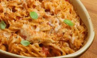 Рецепта на деня: Запеканка с пилешко месо, паста и доматен сос