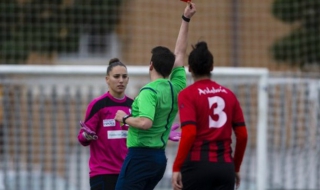Рефер покани футболистка на среща – по време на мач