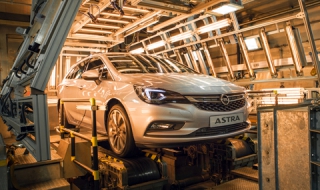 Тестват Opel Astra в жега и студ