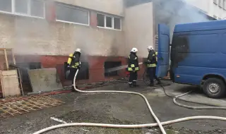 Склад с перилни препарати и запалки горя в Хасково