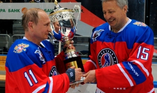 Владимир Путин падна по време на хокеен мач (видео)