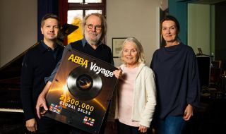 ABBA празнува 2,5 милиона продажби на албума "Voyage" 