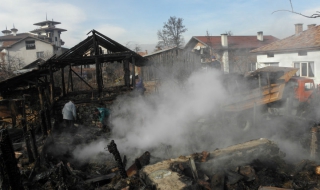 Огромен пожар бушува цяла нощ в Добринище