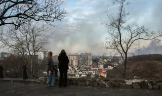 Най-малко осем души загинаха при масирана руска атака срещу Киев