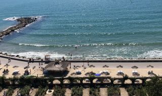 Министърът на туризма моли плажните концесионери за по-евтини чадъри и шезлонги
