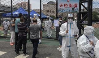 Пекин опроверга информацията: Заразата от COVID-19 в града не идва от сьомга!
