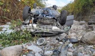 Мъртвопиян шофьор се хвърли в 10-метрово дере (СНИМКИ)