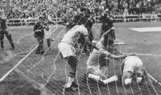 Вратар спасява дузпа на Пеле през 1971 година и още си пази топката