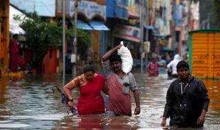 Циклон удари Индия, има загинали хора 