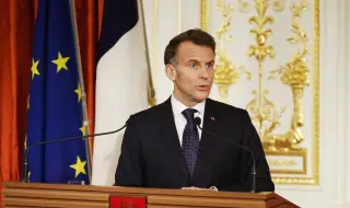 Макрон приет от император Нарухито при визитата си в Япония