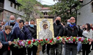 Стотици се включиха в литийното шествие с чудотворната икона на Пресвета Богородица от Бачковския манастир 