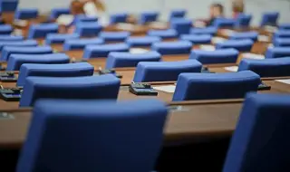 Над милион евро за самолетни билети за депутатите на Румен Радев