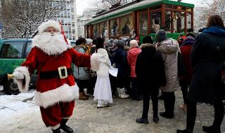Празничен ретро трамвай в София за Коледа