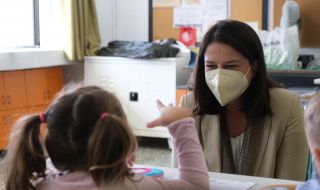 10 000 заразени са засечени при втория ден на тестване в училищата в Гърция