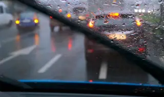 How to improve visibility through the windshield in the rain 