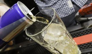 Мъж изпи 25 енергийни напитки за 6 часа и получи кръвоизлив в мозъка