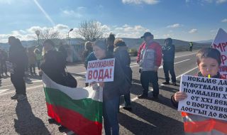 Хора от Омуртаг блокираха пътя София-Варна, образуваха се километрични колони от автомобили 