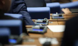 Блицконтрол и избор на председател на КЗЛД са в днешната програма на парламента