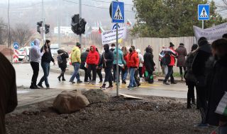 Жители на село Герман излязоха на протест (СНИМКИ)