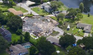 Гигантска дупка "поглъща" земя във Флорида (ВИДЕО)