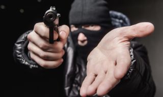 Маскиран крадец заплаши продавачка с пистолет в Кърджали