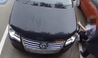 Жена се опита да напомпа гумата си от станция за електрически автомобил (ВИДЕО)