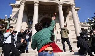 Smoke bombs and flares in the center of Belgrade! Clashes and injured deputies in the Serbian parliament (VIDEO) 