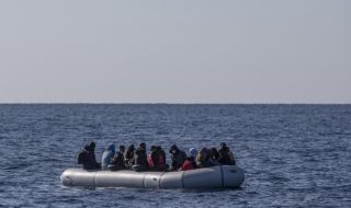 Над 900 мигранти с десет плавателни съда акостираха на Канарските острови