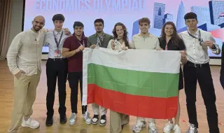 Всички ученици от българския отбор се върнаха с медали от Международната олимпиада по икономика в Китай