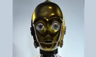 Култовият робот C-3PO от "Междузвездни войни" оживя в гаража на фен (ВИДЕО)