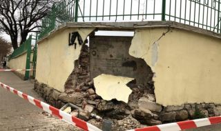 Рухна част от оградата на столично училище