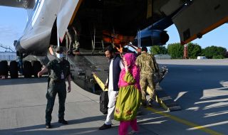 Пътнически самолети се включват в евакуацията от Кабул
