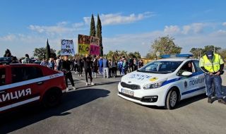 Близки на убити младежи протестират на пътя Пловдив-Пазарджик