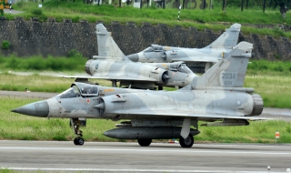 Тайванските военновъздушни сили се справят с напрежението в пролива