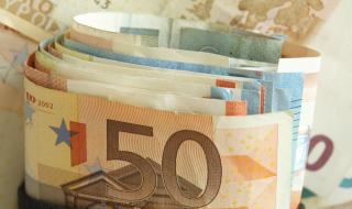 Тийнейджър раздаде хиляди евро на непознати