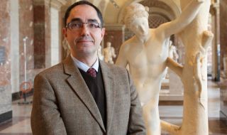 Бивш директор на Лувъра е обвинен в предполагаем трафик на антики