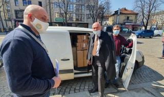 Партия дари маски и лекарства на "Пирогов"