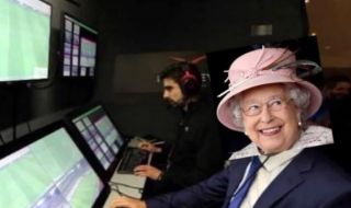 UEFA EURO 2020 Креативни фенове: Кралица Елизабет II замесена в дузпата, разтресла Европа снощи