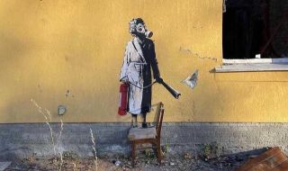 Банкси нарисува графити върху разрушени сгради в Украйна