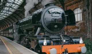 Исторически локомотив и луксозен туристически влак се сблъскаха в Шотландия, има пострадали ВИДЕО