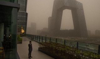 Мегаполис е в капана на пясъчна буря (СНИМКИ)