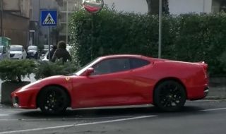 Полицаи конфискуваха фалшиво Ferrari (ВИДЕО)