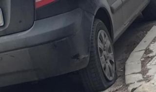 Вандал наряза гумите на 7 коли в Нови пазар